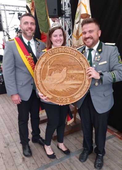 Ehrenscheibe für die scheidende Königin Lara Epp